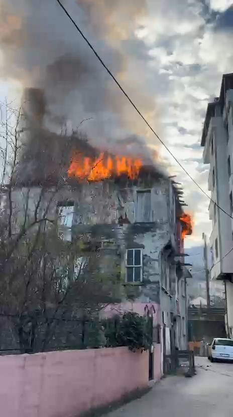 Ereğli Mahallesi’nde Bir Binanın Çatı Katında Çıkan Yangın İtfaiye Ekiplerince