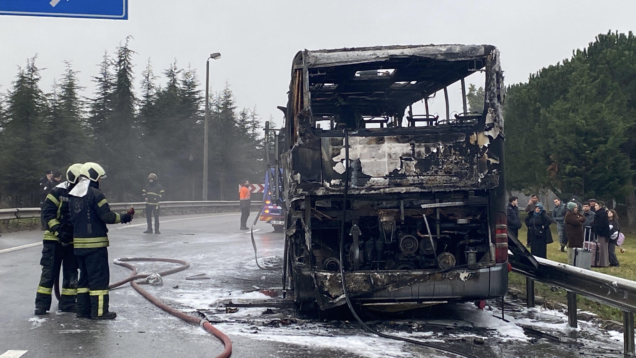 Kocaeli’nin Gebze ilçesinde seyir halindeyken yangın çıkan şehirlerarası yolcu otobüsü,