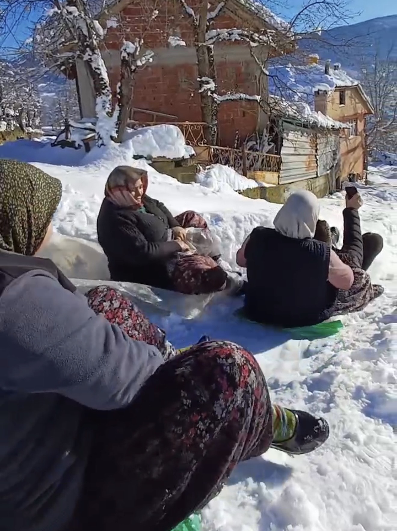 Bartın’ın Ulus İlçesinde Kar Kalınlığının 90 Santimetreye Ulaştığı Konuklu Köyünde