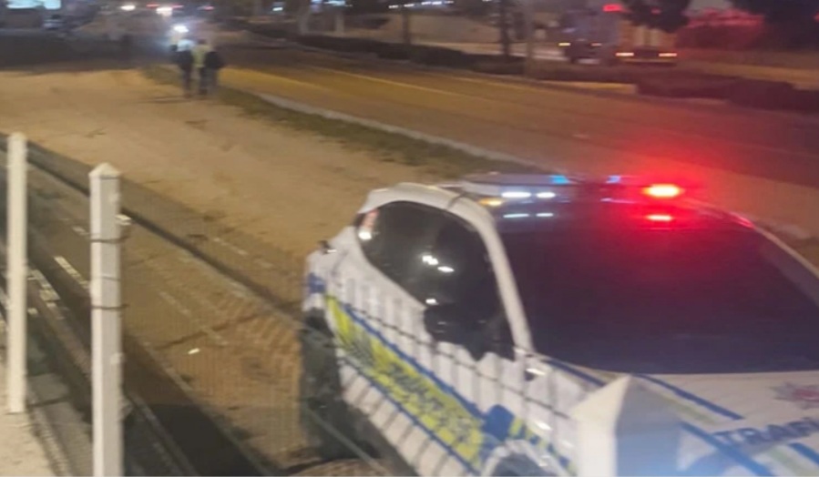 Aydın’ın Kuşadası ilçesinde, kontrolünü kaybederek kaldırıma çarpan ve takla atan