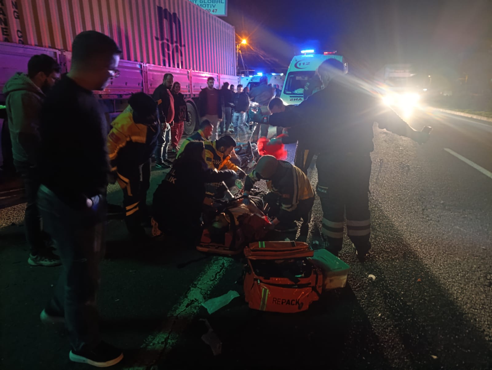 Manisa’nın Turgutlu ilçesinde bir otomobilin, yolun karşısına geçmeye çalışan bir