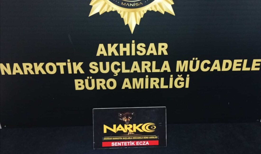 Manisa’nın Akhisar ilçesinde gerçekleştirilen narkotik operasyonunda, evinde çok sayıda sentetik