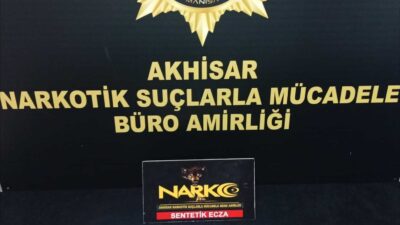 Manisa’nın Akhisar ilçesinde gerçekleştirilen narkotik operasyonunda, evinde çok sayıda sentetik