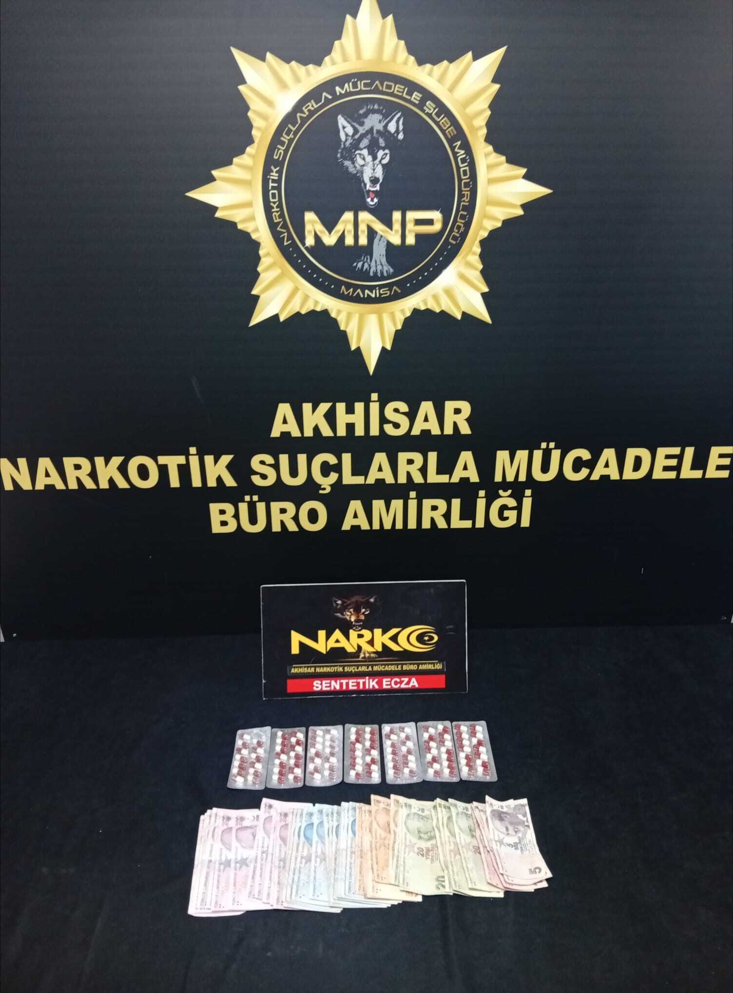 Manisa’nın Akhisar ilçesinde gerçekleştirilen narkotik operasyonunda, evinde çok sayıda sentetik