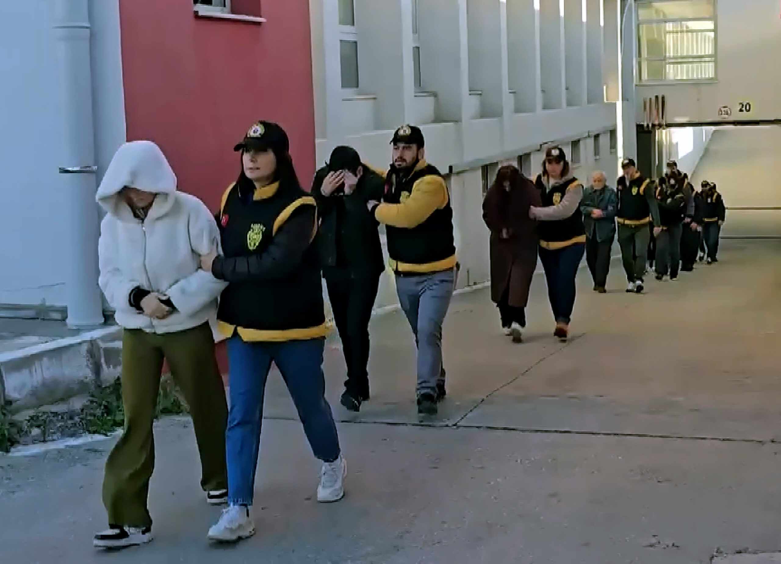 Adana’da masaj salonu ve spa merkezleri adı altında kadınları fuhşa