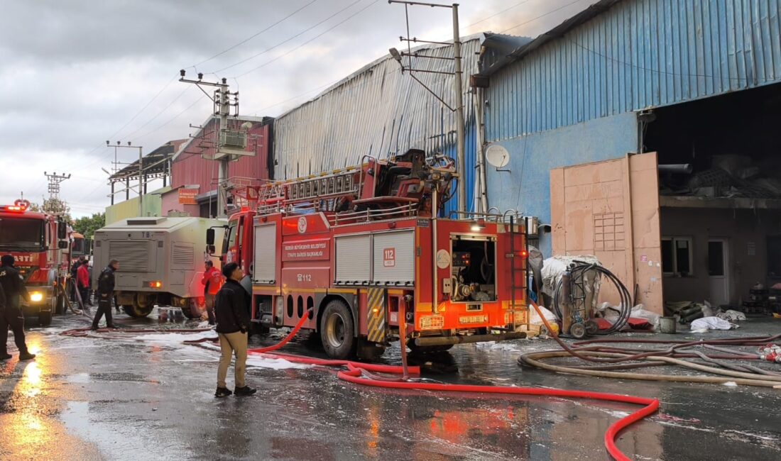 Mersin’in Toroslar ilçesinde faaliyet gösteren bir geri dönüşüm tesisinin depo