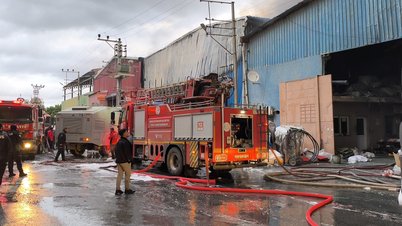 Mersin’in Toroslar ilçesinde faaliyet gösteren bir geri dönüşüm tesisinin depo