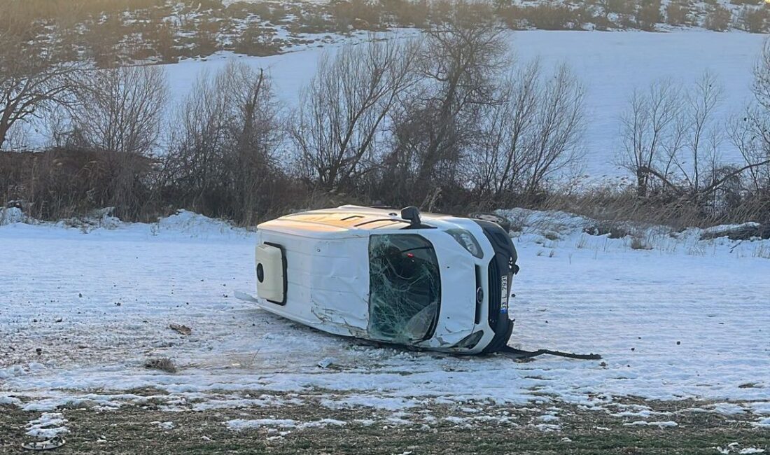 Adıyaman’ın Gölbaşı ilçesinde, seyir halindeyken lastiği patlayan minibüsün devrilmesi sonucu