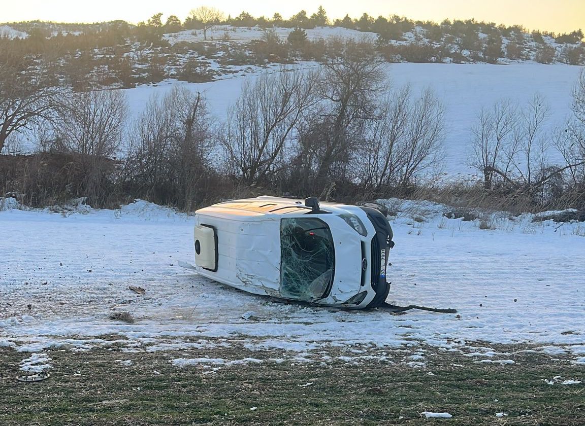 Adıyaman’ın Gölbaşı ilçesinde, seyir halindeyken lastiği patlayan minibüsün devrilmesi sonucu