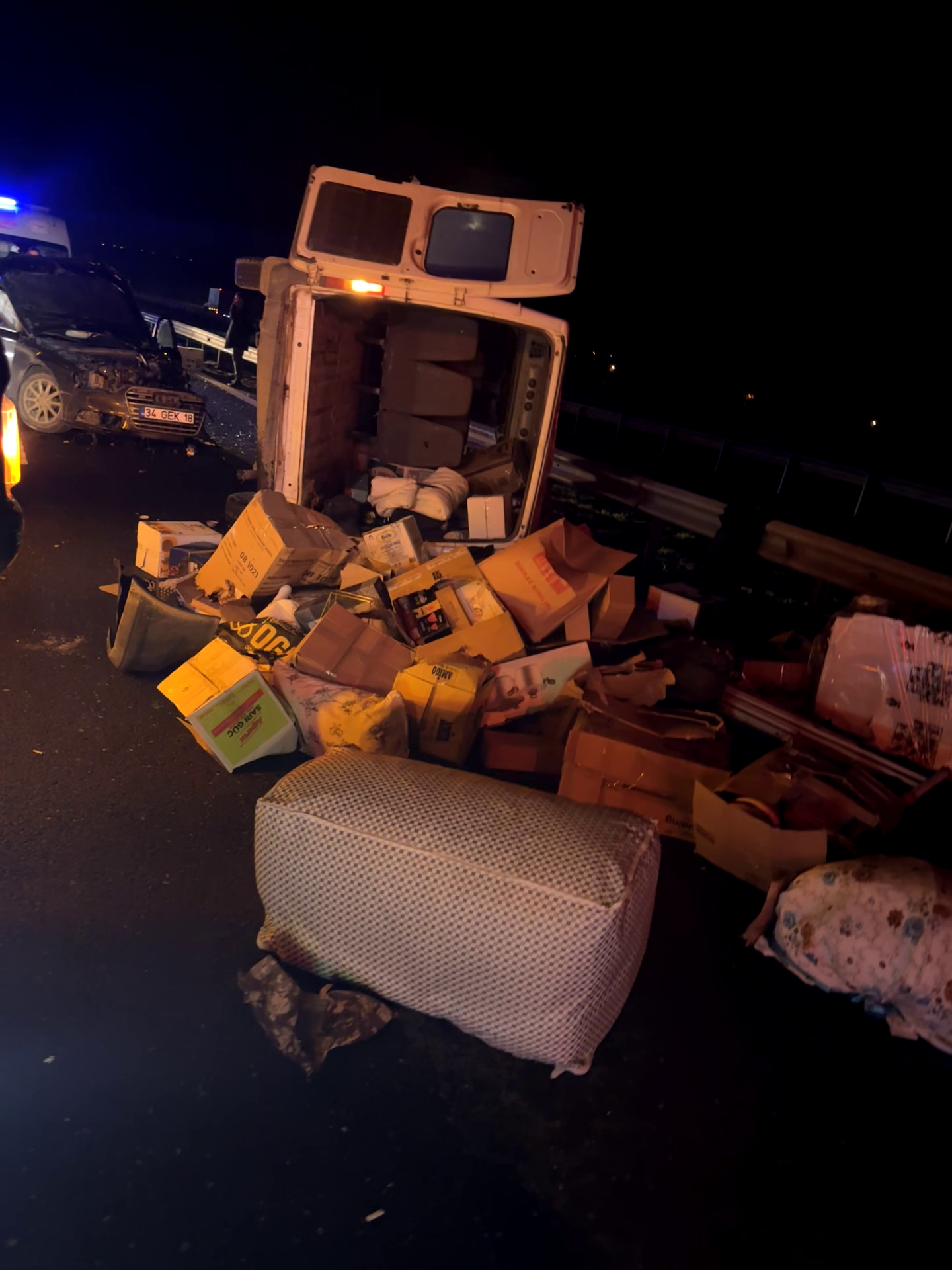 Sakarya’nın Hendek ilçesi geçişinde, Anadolu Otoyolu üzerinde otomobil ile minibüsün