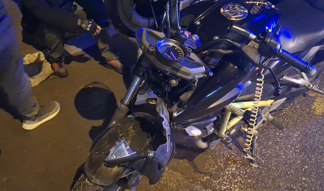 Bursa’nın Osmangazi ilçesinde, otomobille çarpıştıktan sonra devrilen motosikletteki sürücü ve