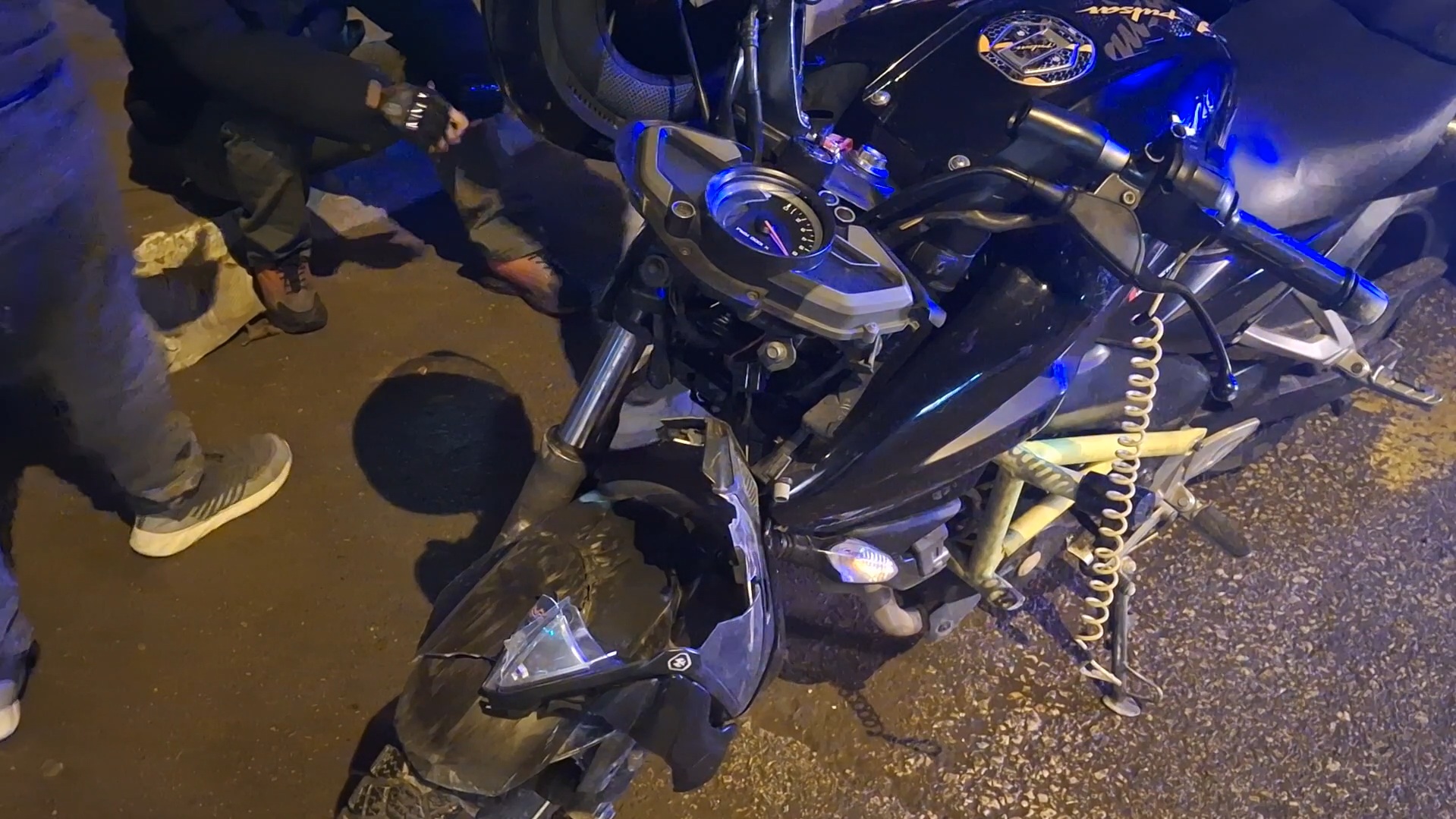 Bursa’nın Osmangazi ilçesinde, otomobille çarpıştıktan sonra devrilen motosikletteki sürücü ve