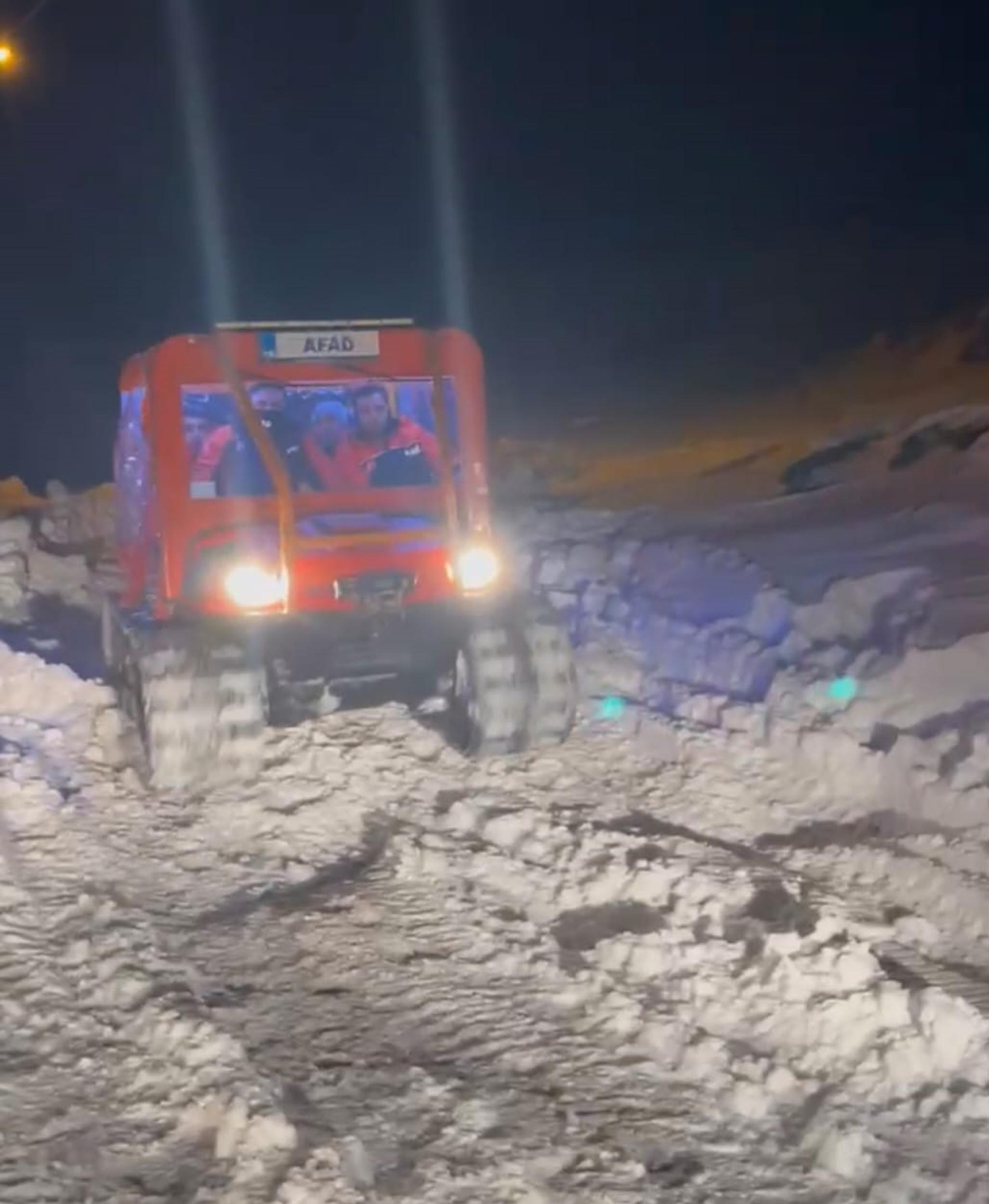 Kars’ta etkili olan yoğun kar yağışı ve şiddetli tipi nedeniyle