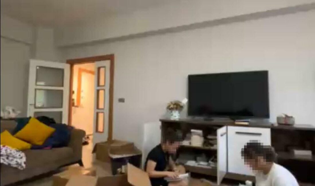 İzmir’in Bornova ilçesinde, bir öğretmenin kız öğrencileri ders saatinde evine