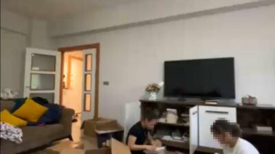 İzmir’in Bornova ilçesinde, bir öğretmenin kız öğrencileri ders saatinde evine