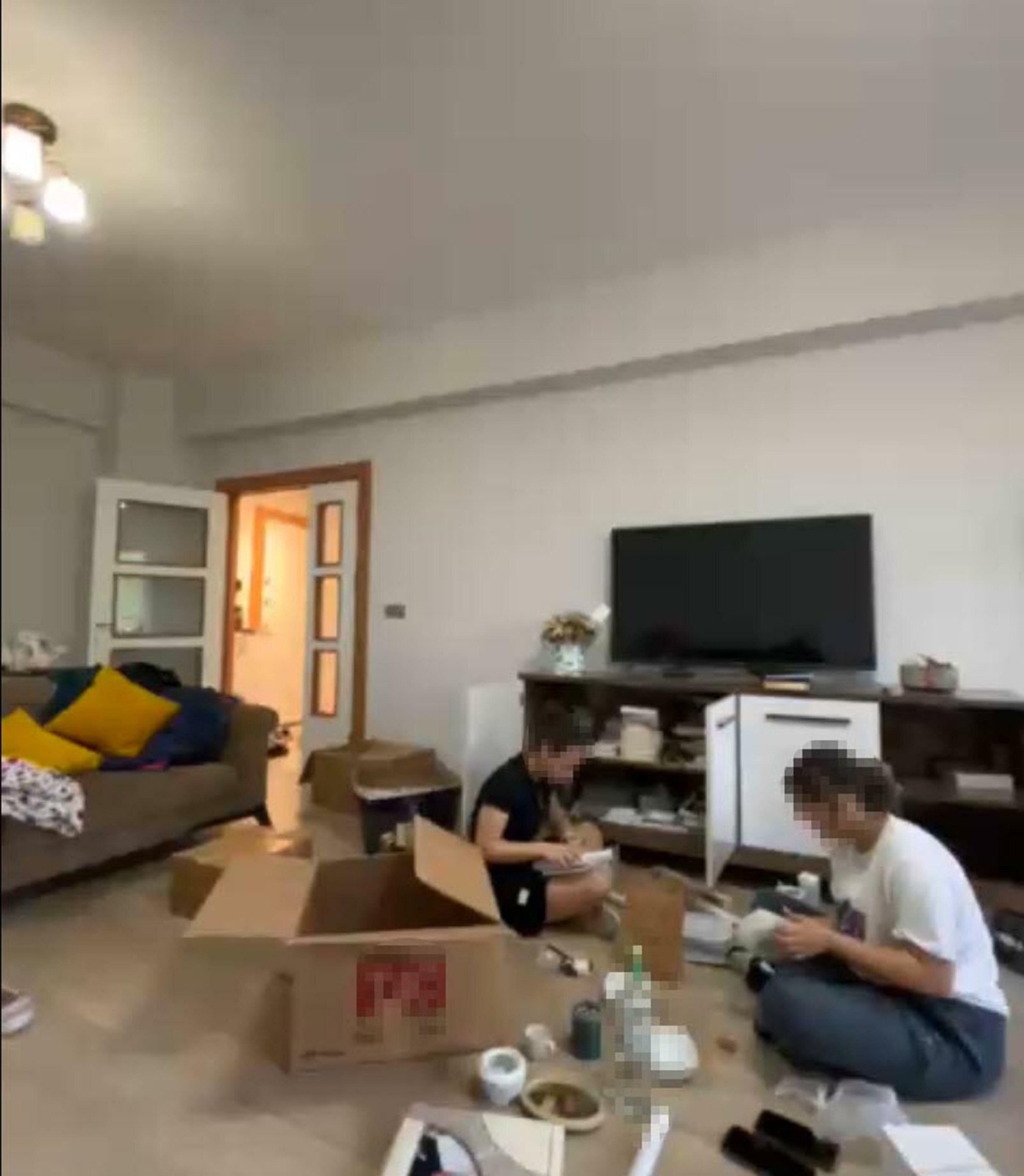 İzmir’in Bornova ilçesinde, bir öğretmenin kız öğrencileri ders saatinde evine