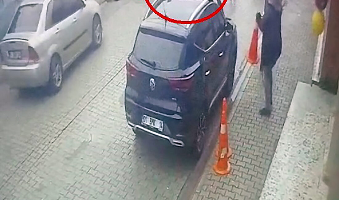 Adana’nın Seyhan ilçesinde, oğlunun okuldan nakledilmesinden sorumlu tuttuğu ilkokul öğretmeni