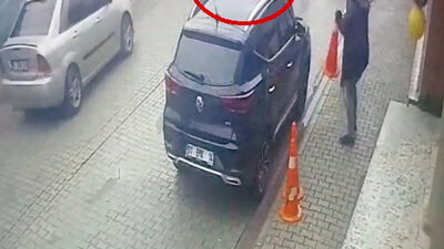 Adana’nın Seyhan ilçesinde, oğlunun okuldan nakledilmesinden sorumlu tuttuğu ilkokul öğretmeni