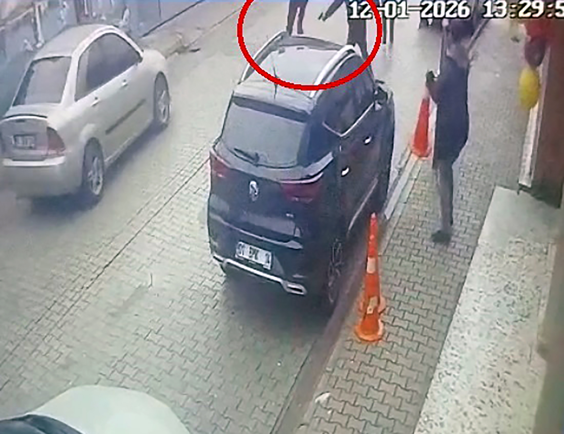 Adana’nın Seyhan ilçesinde, oğlunun okuldan nakledilmesinden sorumlu tuttuğu ilkokul öğretmeni