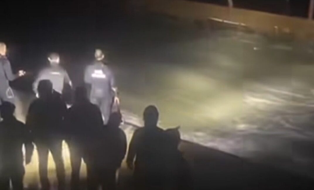 Aydın’ın Kuşadası ilçesinde, beş yıldızlı bir otelin iskelesinde bakım onarım