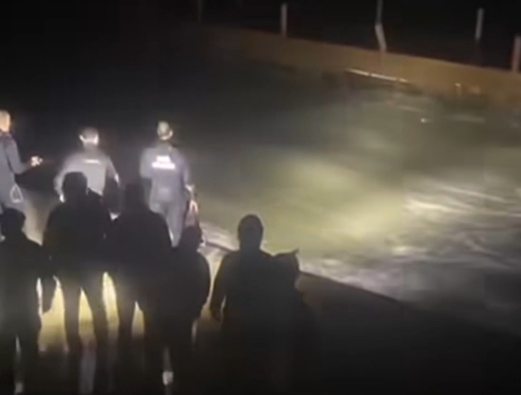 Aydın’ın Kuşadası ilçesinde, beş yıldızlı bir otelin iskelesinde bakım onarım