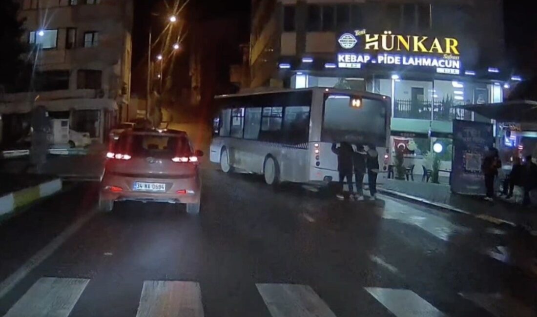 Tekirdağ’ın Süleymanpaşa ilçesinde, özel halk otobüsünün arkasına tutunarak ilerleyen 3