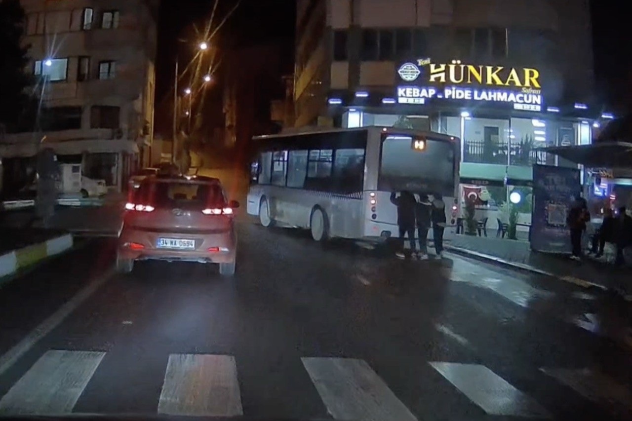 Tekirdağ’ın Süleymanpaşa ilçesinde, özel halk otobüsünün arkasına tutunarak ilerleyen 3