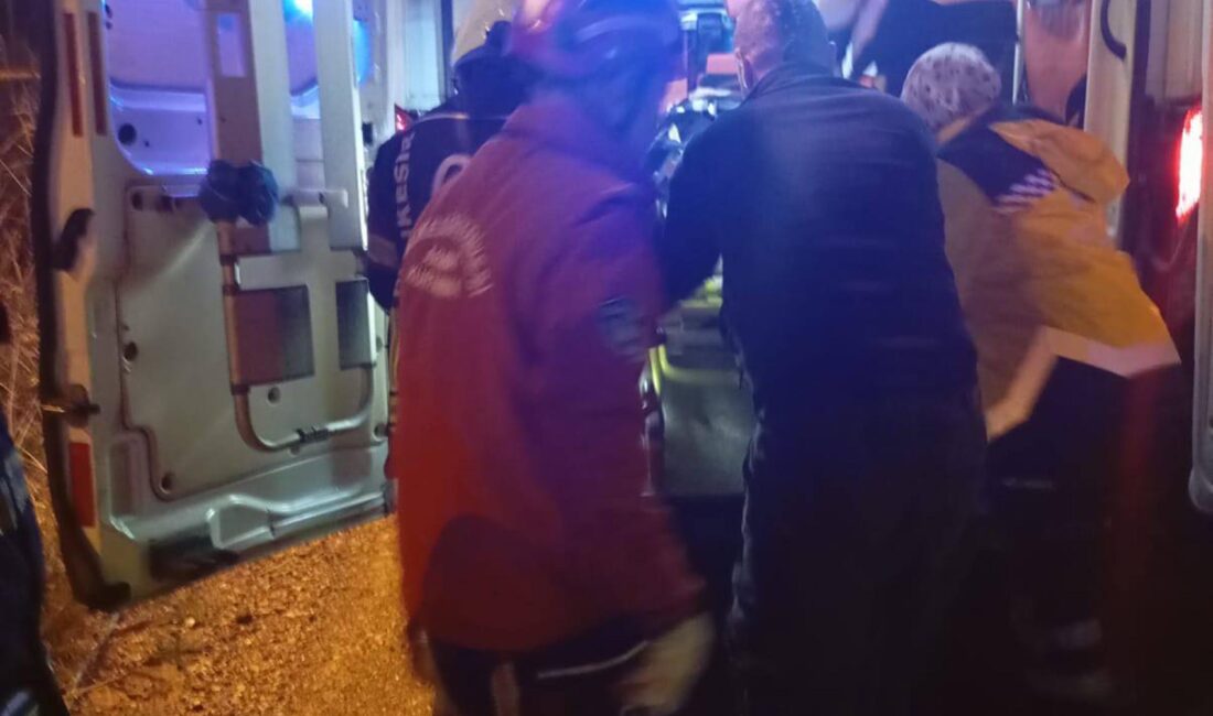 Balıkesir’in Burhaniye ilçesinde kontrolden çıkarak şarampole yuvarlanan otomobilde sıkışan iki