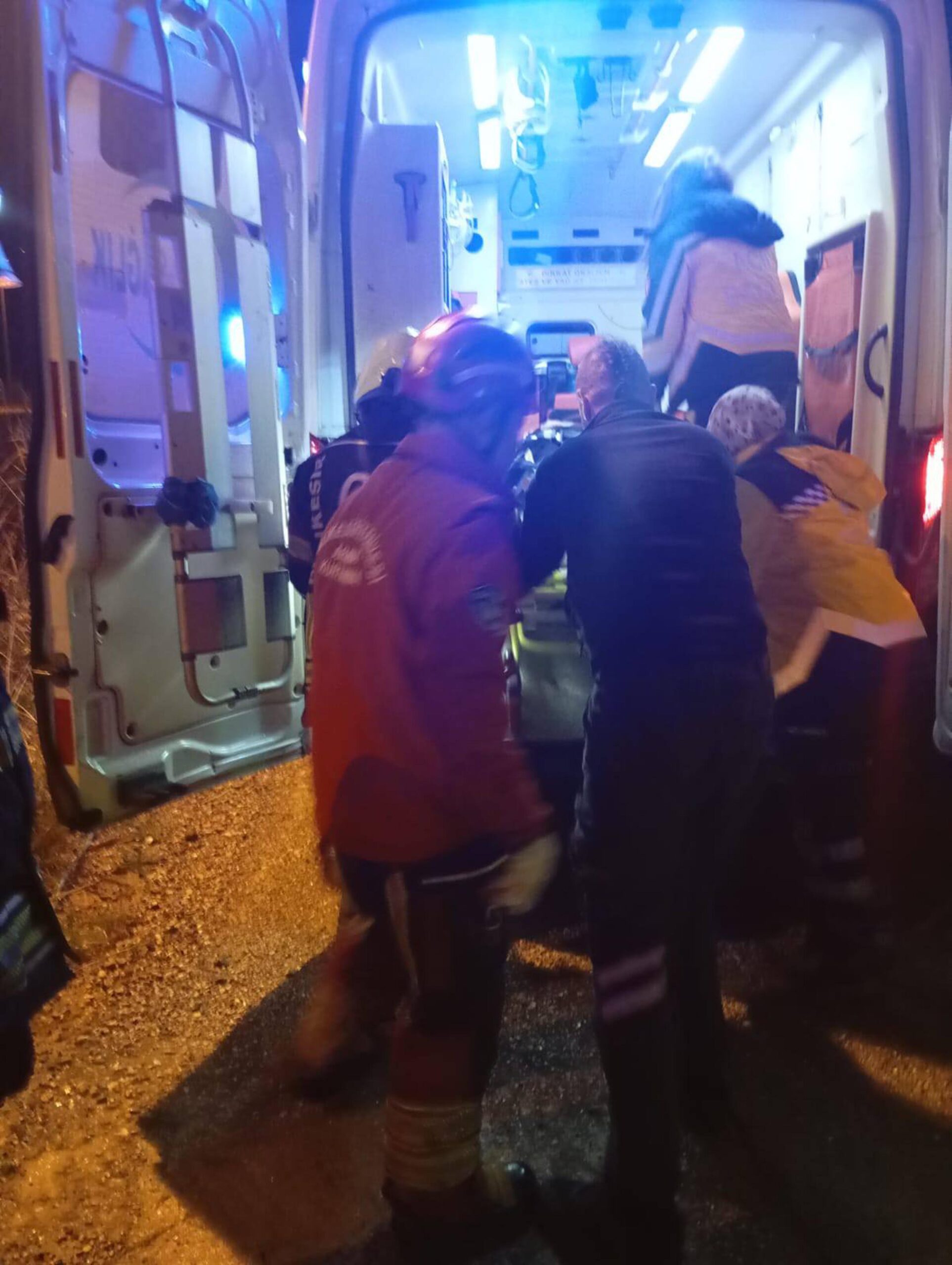 Balıkesir’in Burhaniye ilçesinde kontrolden çıkarak şarampole yuvarlanan otomobilde sıkışan iki