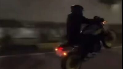 Hatay’da otoyolda 174 kilometre hızla motosikletinin ön tekerini kaldırarak ilerleyen
