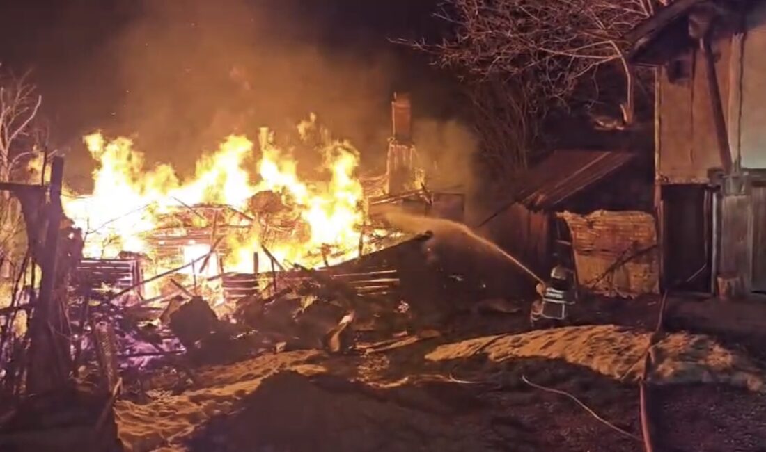 Karabük’ün Safranbolu ilçesinde gece saatlerinde iki katlı ahşap bir evde