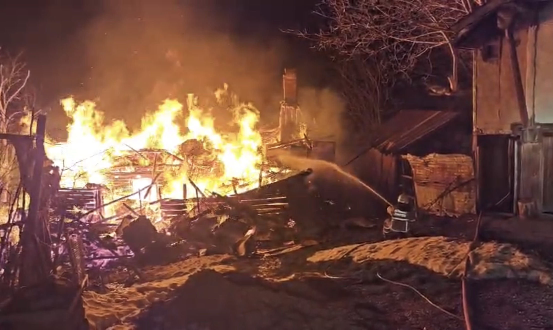 Karabük’ün Safranbolu ilçesinde gece saatlerinde iki katlı ahşap bir evde
