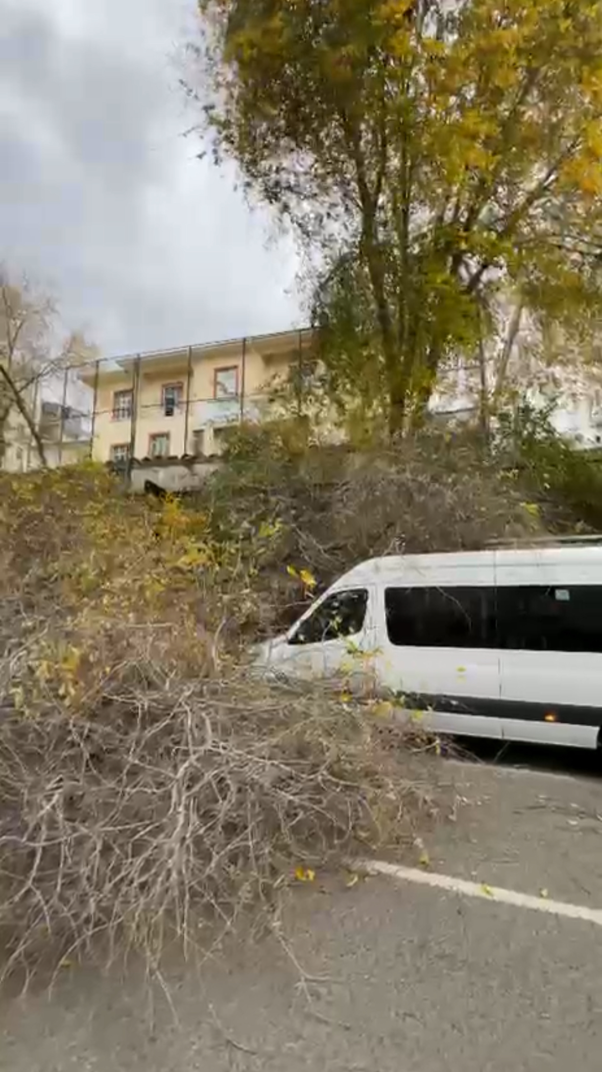 SAMSUN’un İlkadım ilçesinde sabah saatlerinde etkili olan şiddetli fırtına hayatı