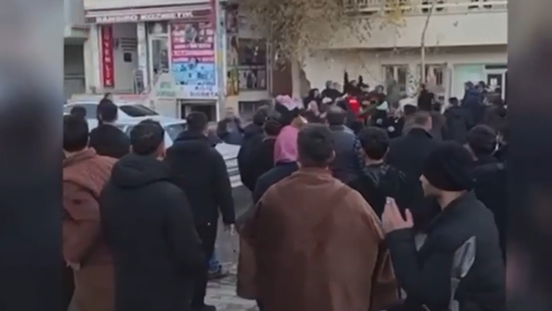 Şanlıurfa’nın Viranşehir ilçesinde iki grup arasında çıkan taşlı, sopalı ve