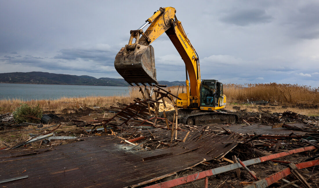 SAKARYA’nın Sapanca ilçesinde, gölün 6 kilometrelik kıyı şeridi üzerinde bulunan