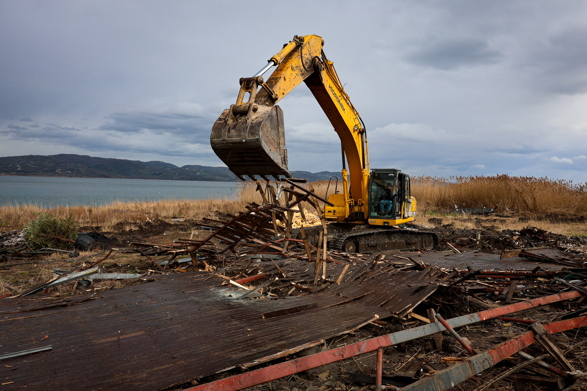 SAKARYA’nın Sapanca ilçesinde, gölün 6 kilometrelik kıyı şeridi üzerinde bulunan