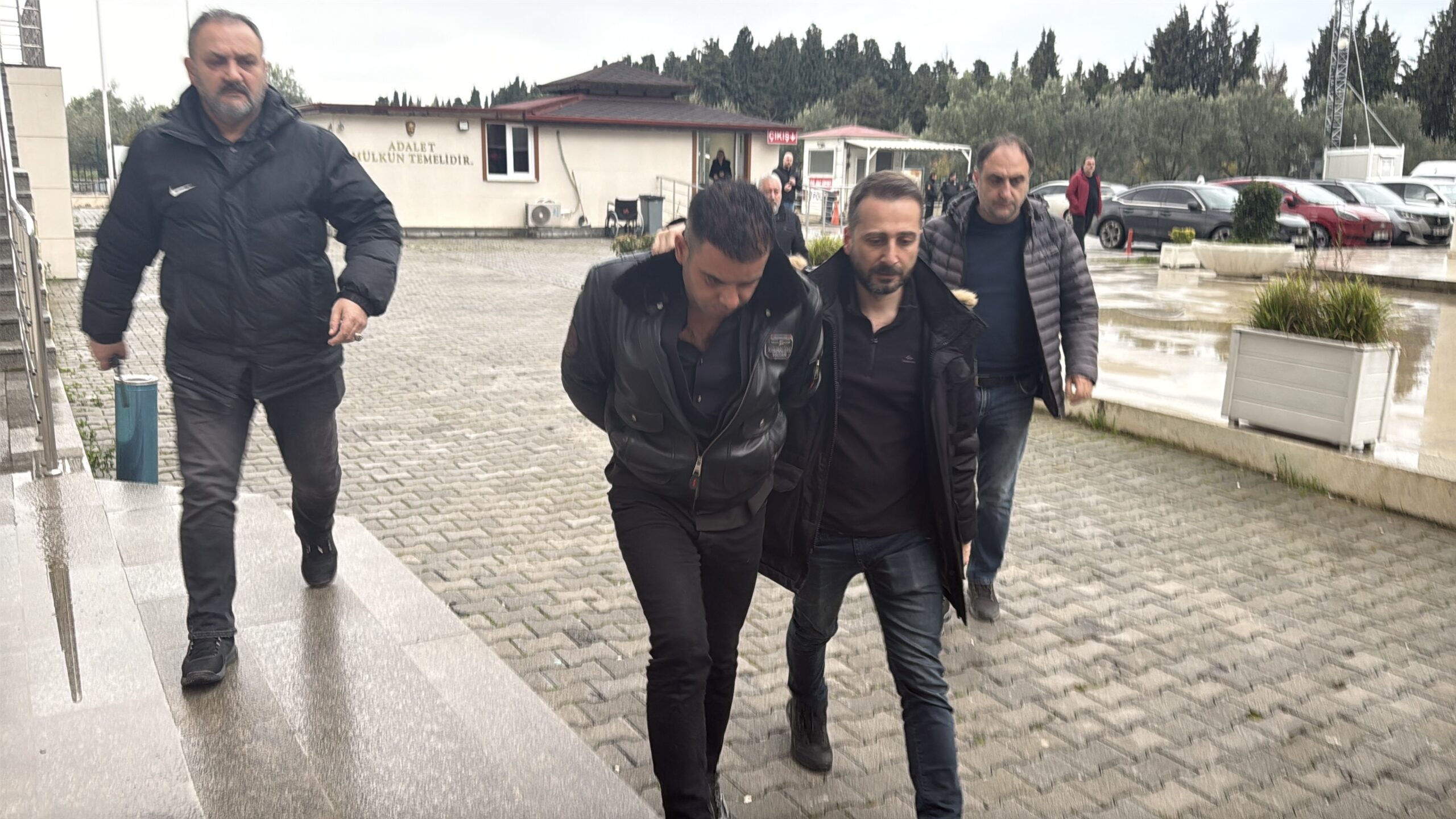 Yalova’da 6’ncı kattaki evinin penceresinden düşerek hayatını kaybeden ünlü şarkıcı
