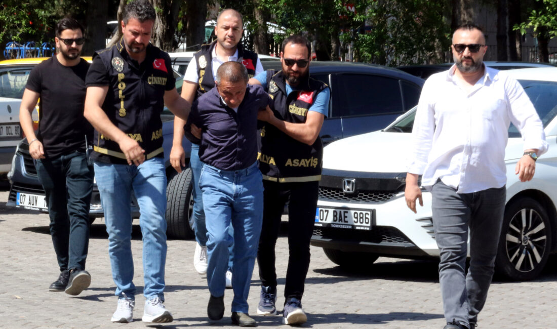 Antalya’da kaldığı huzurevinde 3 arkadaşını bıçaklayarak öldürdüğü suçlamasıyla yargılanan İzzettin