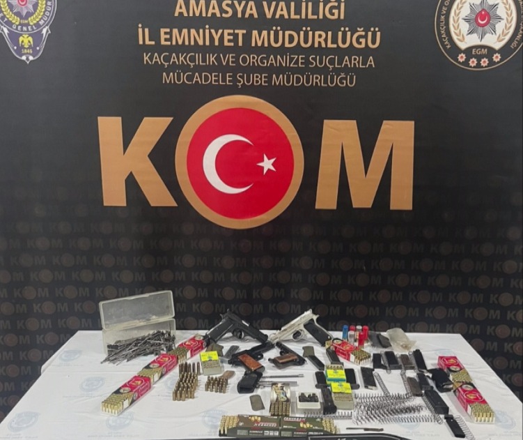 Amasya’nın Merzifon ilçesinde polis ekipleri tarafından düzenlenen silah kaçakçılığı operasyonunda,