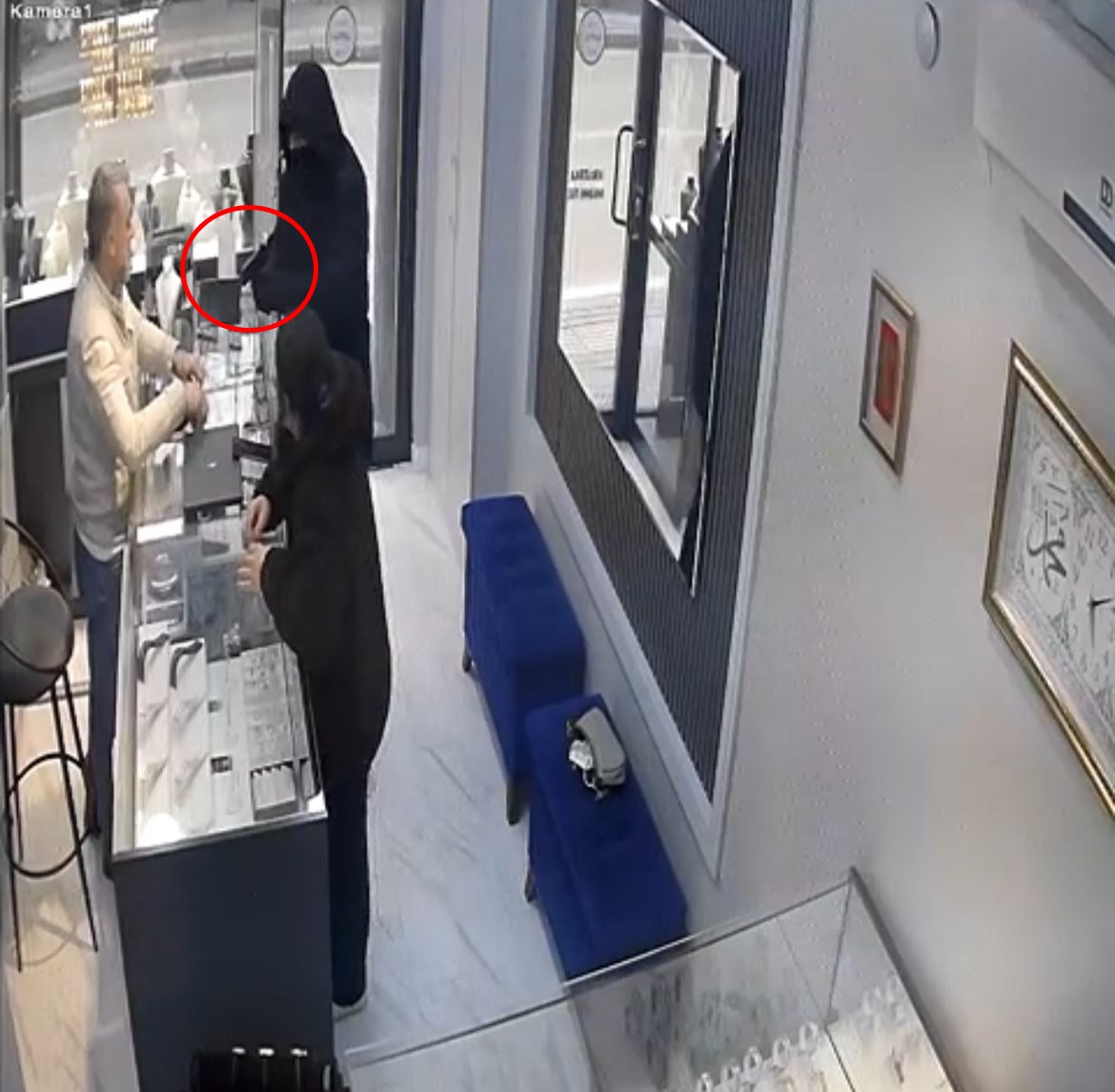 Bursa’nın Yıldırım ilçesinde bir kuyumcuya giren maskeli ve silahlı soyguncu,