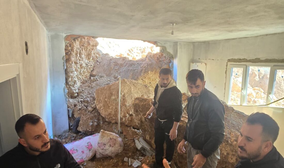 ŞIRNAK’ın Cizre ilçesinde yamaçtan kopan toprak ve kaya parçalarının neden