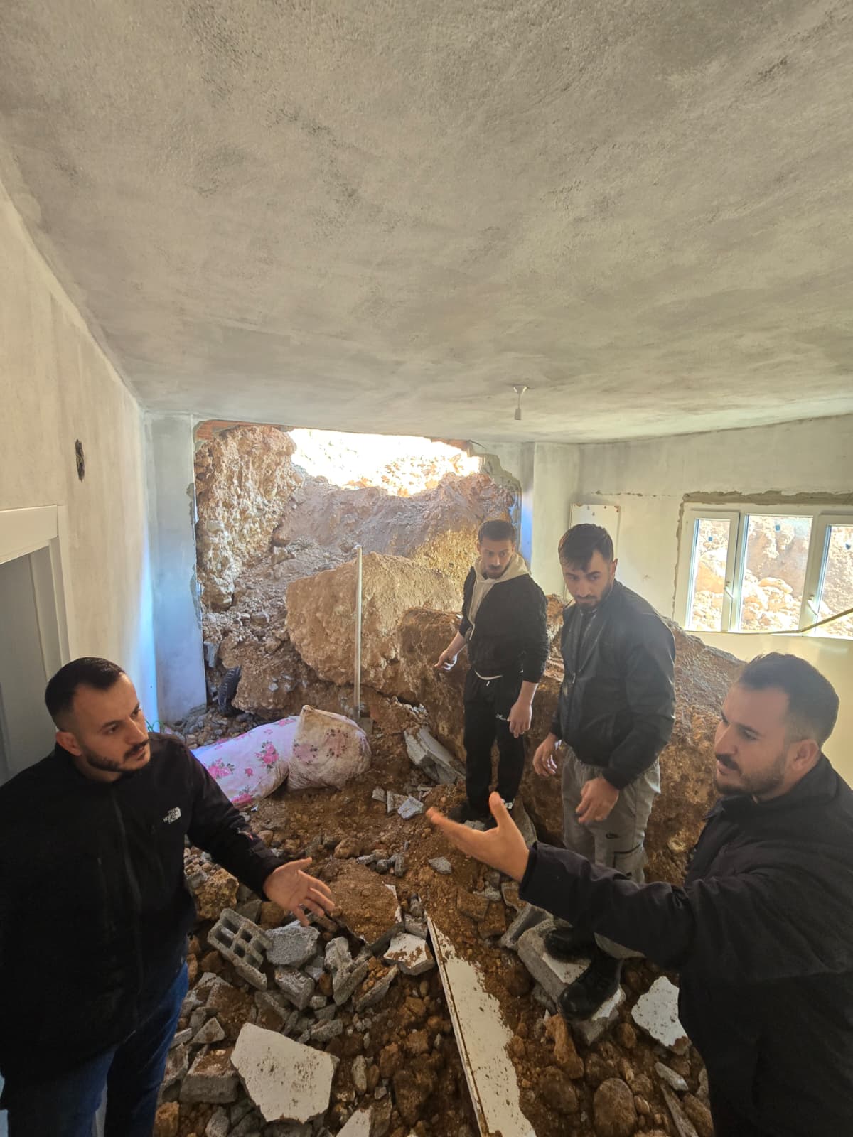 ŞIRNAK’ın Cizre ilçesinde yamaçtan kopan toprak ve kaya parçalarının neden