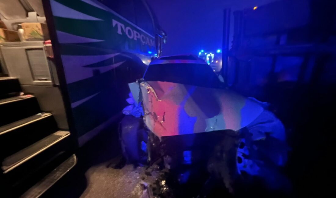 Sivas’ın Şarkışla ilçesi yakınlarında 4 aracın karıştığı zincirleme trafik kazasında