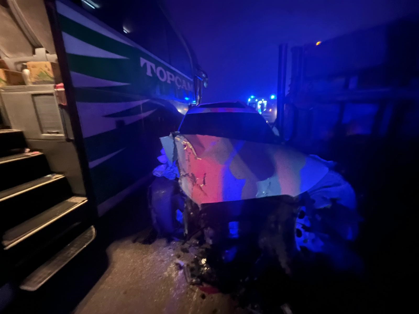 Sivas’ın Şarkışla ilçesi yakınlarında 4 aracın karıştığı zincirleme trafik kazasında