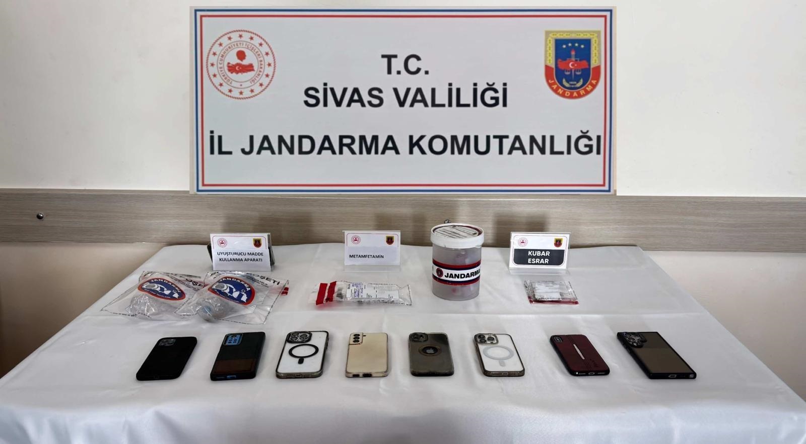 SİVAS’ta jandarma ekipleri tarafından düzenlenen uyuşturucu operasyonunda gözaltına alınan 9