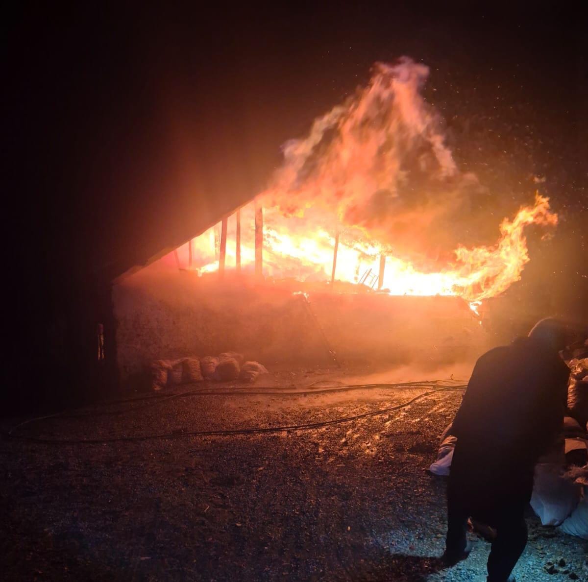 Adana’nın Feke ilçesinde kömür sobasından sıçrayan kıvılcımların neden olduğu yangında,