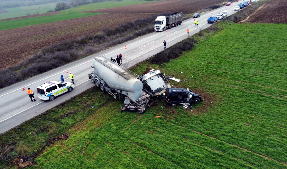 Edirne-Lalapaşa kara yolunda karşı şeride geçen beton tankerinin otomobille çarpışması