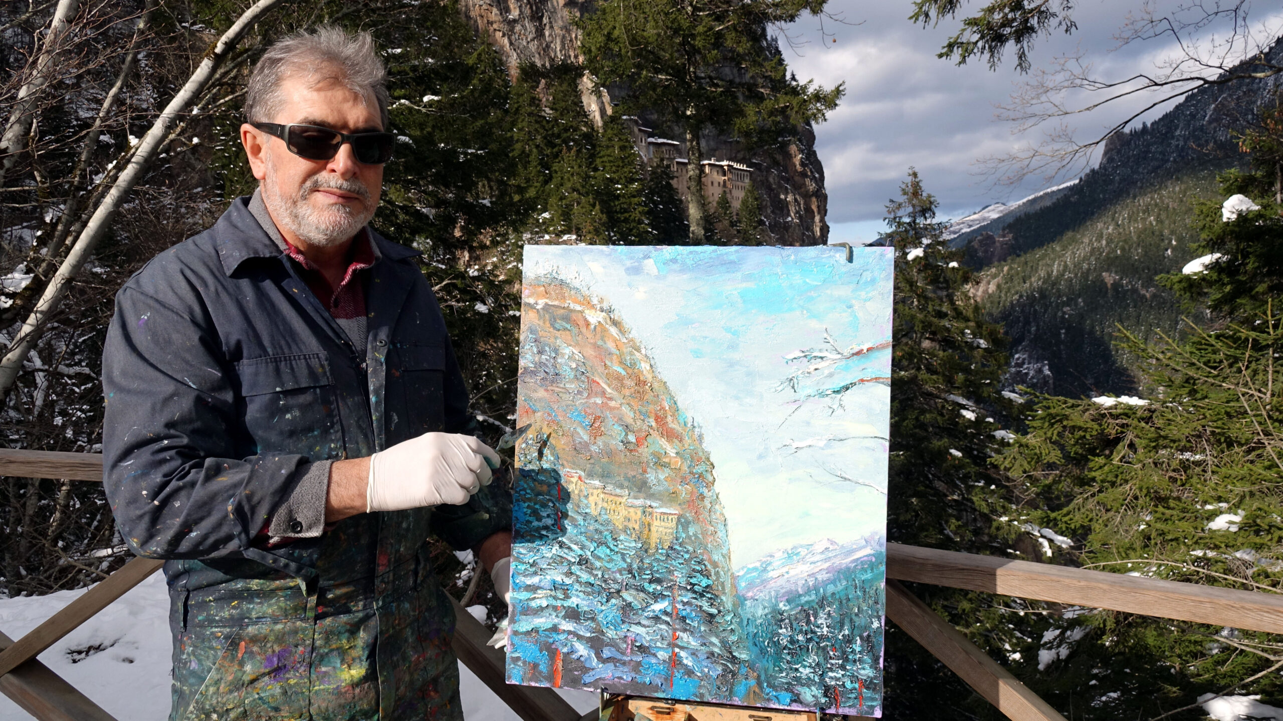 38 Yıldır Türkiye’nin Dört Bir Yanını Seyyar Şövalesiyle Gezen Ressam