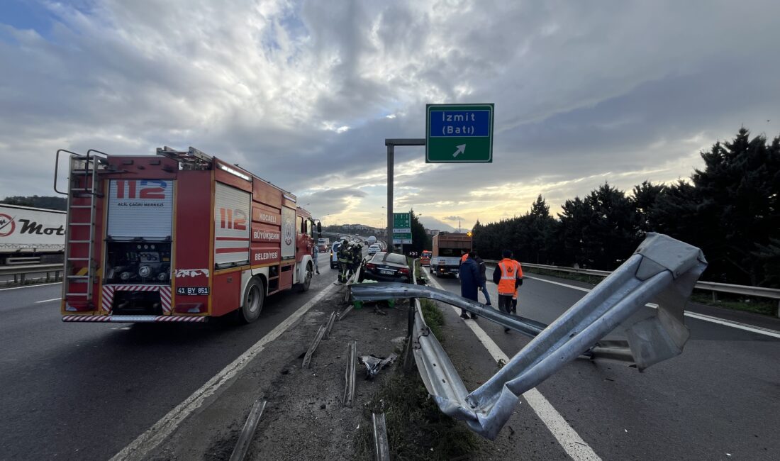 TEM Otoyolu Kocaeli geçişinde kontrolden çıkan bir otomobilin bariyerlere ve