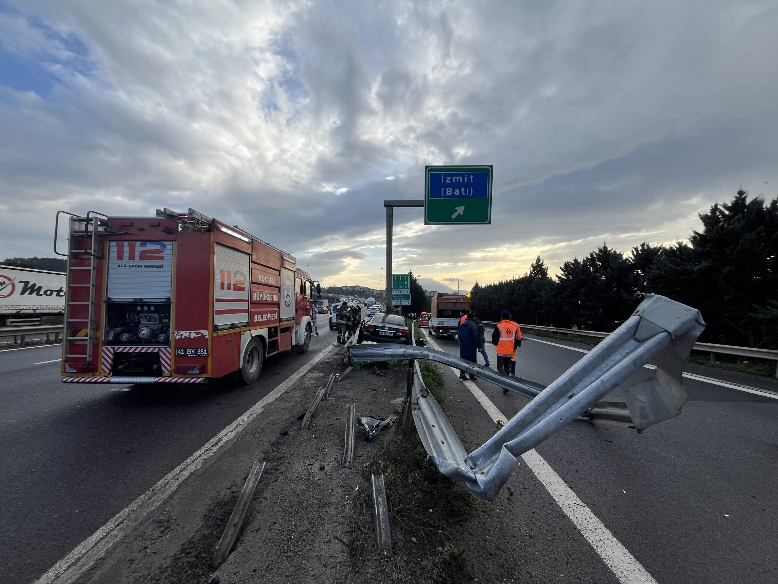 TEM Otoyolu Kocaeli geçişinde kontrolden çıkan bir otomobilin bariyerlere ve